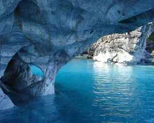 Озеро с мраморными пещерами, чудесные места